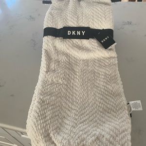DKNY Throw Blanket. Chenille Herringbone. Ivory.